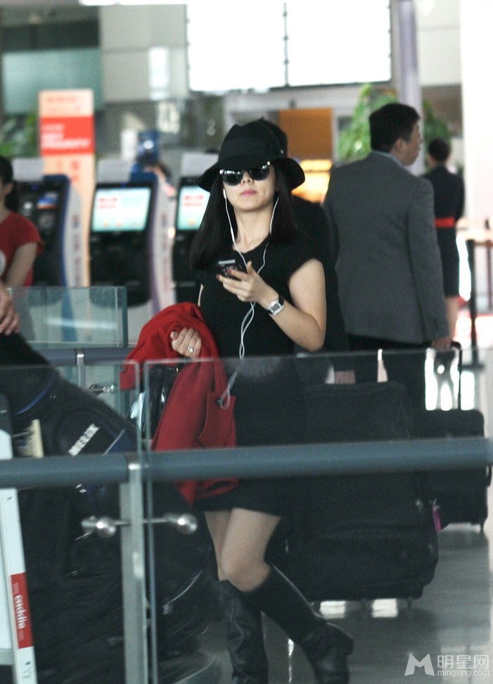 点击大图看下一张：李湘现身上海虹桥机场 穿黑色短裙气场十足(2)