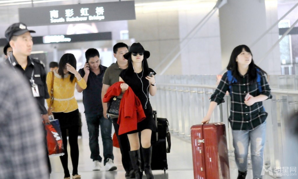 点击大图看下一张：李湘现身上海虹桥机场 穿黑色短裙气场十足(6)