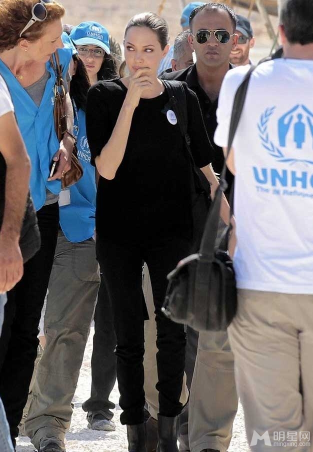 点击大图看下一张：联合国亲善大使安吉丽娜·朱莉探望难民(4)