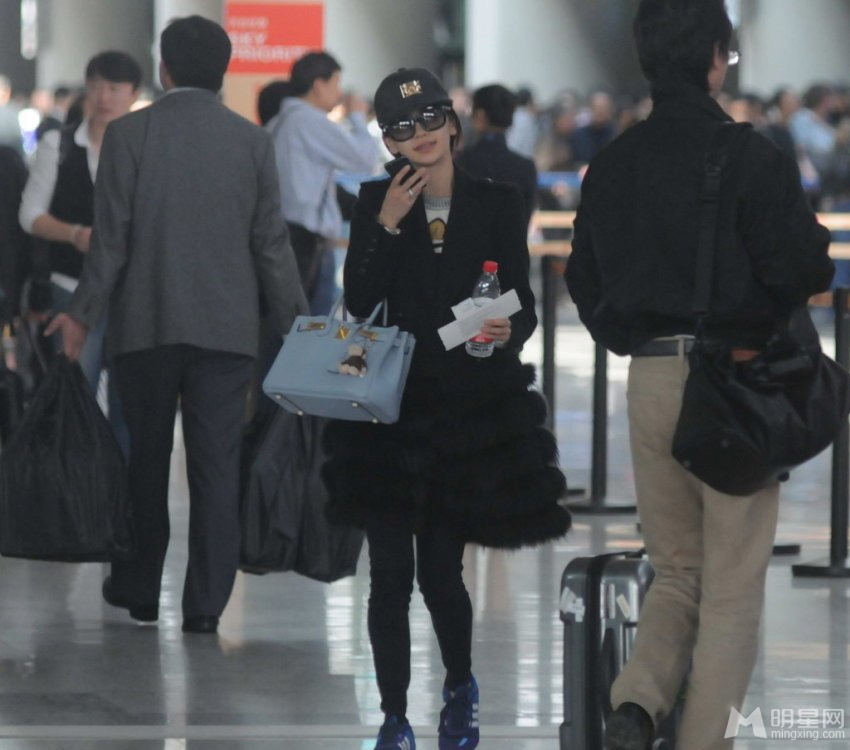 点击大图看下一张：Angelababy现身机场满脸甜蜜 探班男友为其庆生(8)