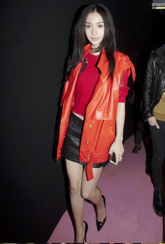 点击大图看下一张：Angelababy巴黎时装周 橙红皮衣配黑皮裙展示美腿(0)