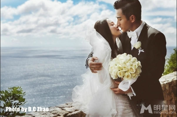 点击大图看下一张：杨幂刘恺威海岛甜蜜婚纱照 海边相拥热吻(0)