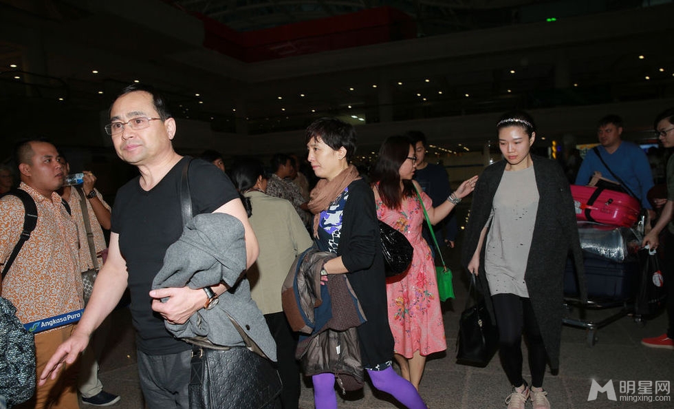 点击大图看下一张：杨幂父母曝光 现身巴厘岛机场受追逐(2)