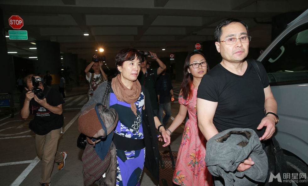点击大图看下一张:杨幂父母曝光 现身巴厘岛机场受追逐(7)