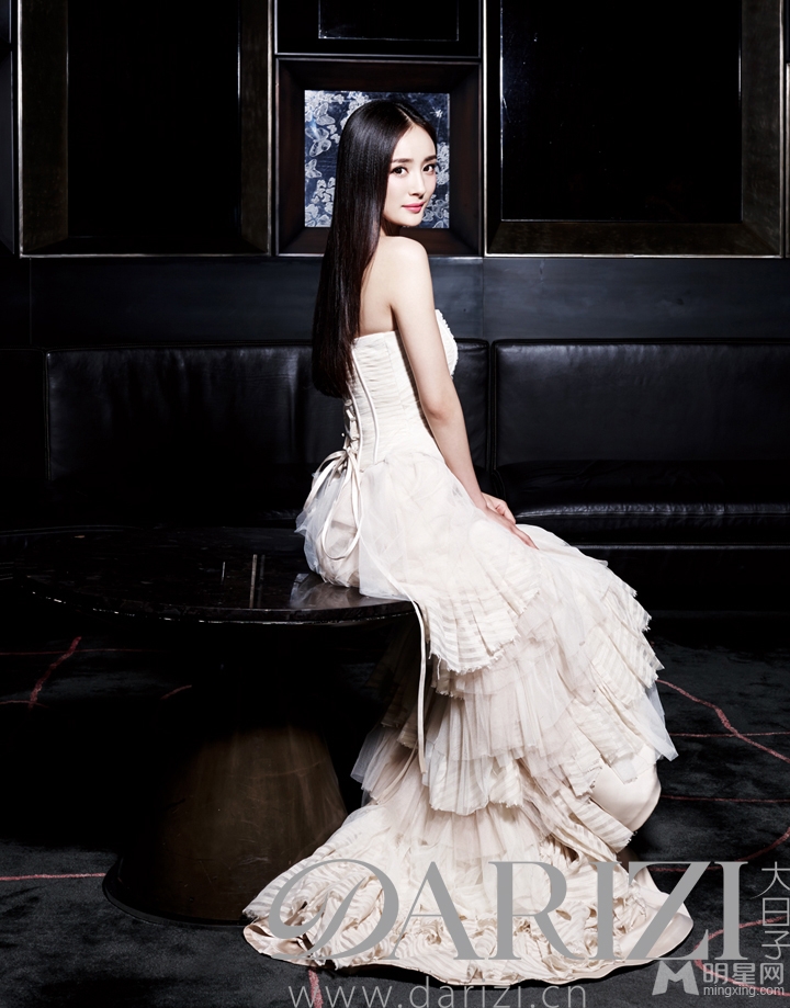 点击大图看下一张：杨幂为大日子杂志拍摄婚纱写真提前当新娘(3)