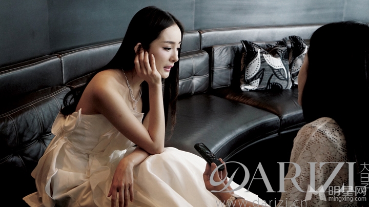 点击大图看下一张：杨幂为大日子杂志拍摄婚纱写真提前当新娘(6)