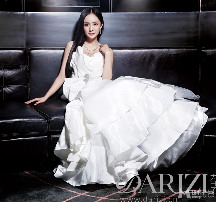 点击大图看下一张：杨幂为大日子杂志拍摄婚纱写真提前当新娘(2)