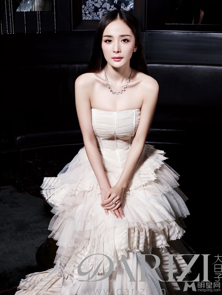 点击大图看下一张：杨幂为大日子杂志拍摄婚纱写真提前当新娘(4)