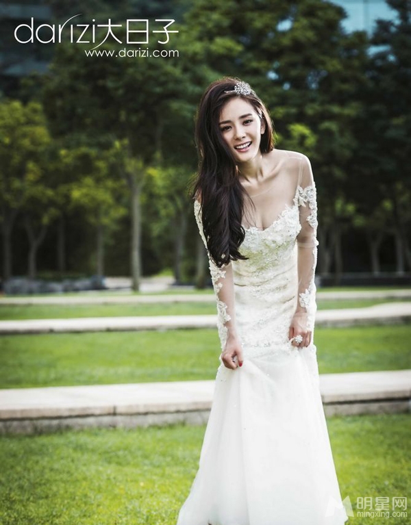 点击大图看下一张：杨幂大日子杂志婚纱写真 散发女神气质(6)