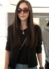 杨幂时尚装扮现身香港机场 裤链没拉显尴尬
