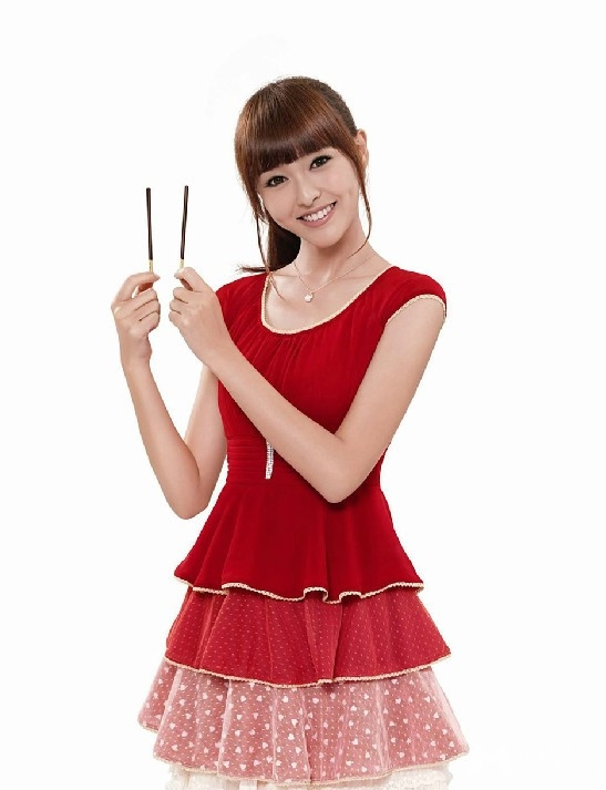 点击大图看下一张：唐嫣红色短裙秀美腿 微笑与外籍高层热聊(5)