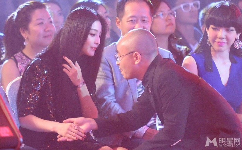 点击大图看下一张:范冰冰镂空裙助阵时尚活动 被中年男人摸耳窥胸(9)