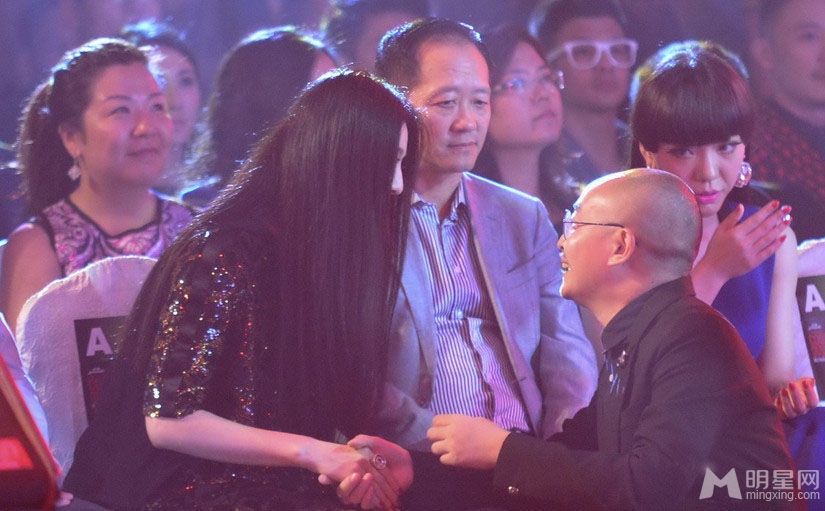 点击大图看下一张:范冰冰镂空裙助阵时尚活动 被中年男人摸耳窥胸(12)