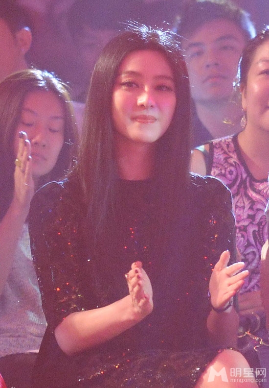 点击大图看下一张:范冰冰镂空裙助阵时尚活动 被中年男人摸耳窥胸(14)