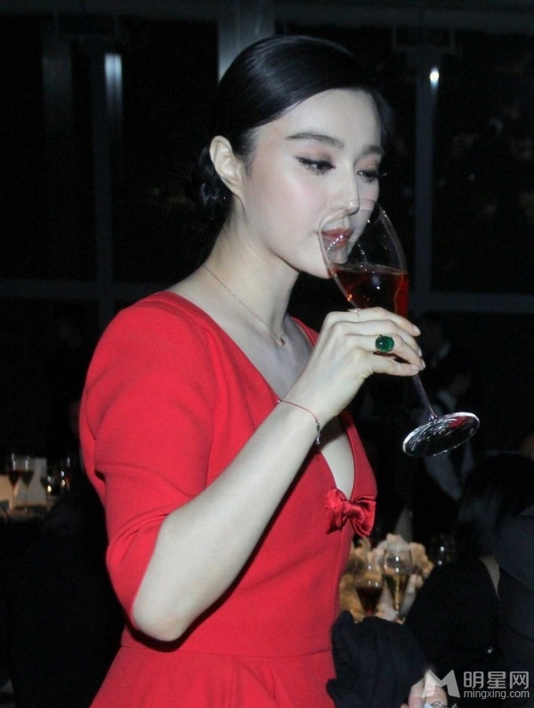 点击大图看下一张：范冰冰深V红裙现身香槟晚宴 豪放狂饮(0)