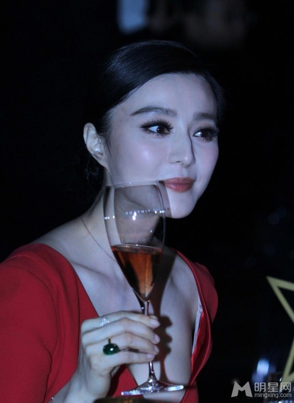 点击大图看下一张：范冰冰深V红裙现身香槟晚宴 豪放狂饮(3)