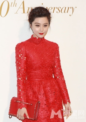 点击大图看下一张：范冰冰鲜艳红色裙装贵气十足(3)