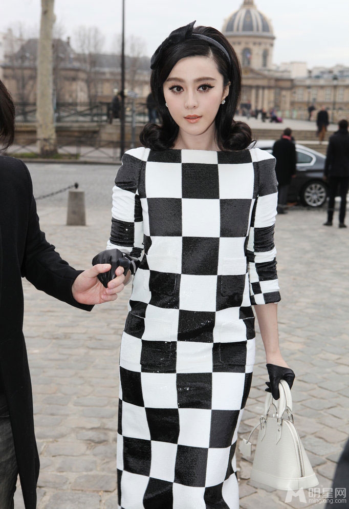 点击大图看下一张：范冰冰复古黑白格子裙亮相时尚秀场(7)
