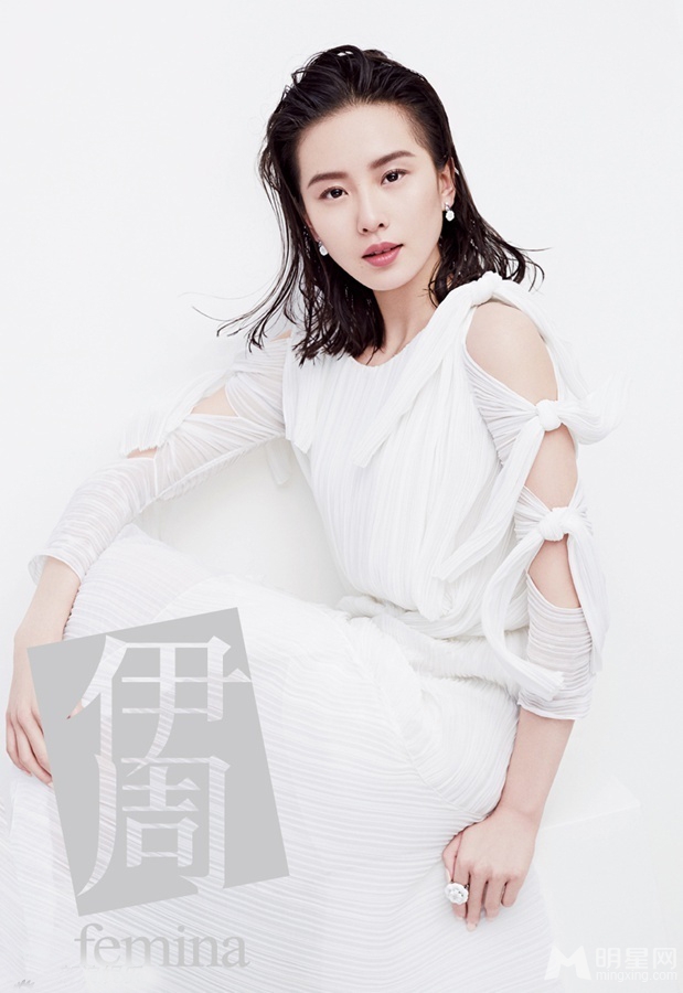 点击大图看下一张：刘诗诗清新杂志大片 白裙简洁不失优雅(3)