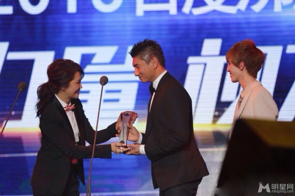 点击大图看下一张:吴奇隆刘诗诗同台现身 当众甜蜜亲吻大秀恩爱(8)