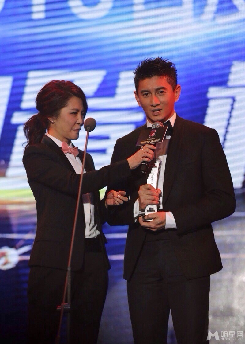 点击大图看下一张:吴奇隆刘诗诗同台现身 当众甜蜜亲吻大秀恩爱(9)