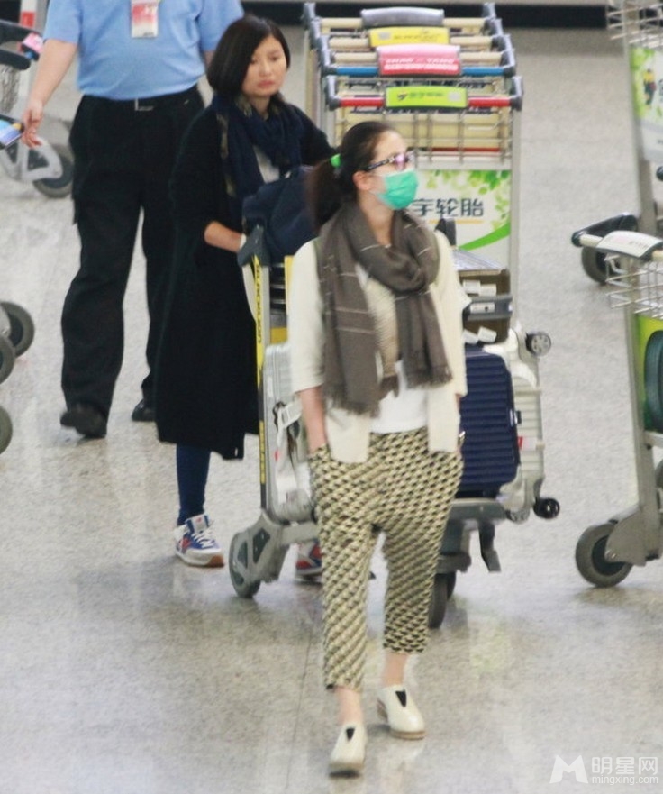 点击大图看下一张：刘诗诗机场被偷拍照曝光 戴口罩遮不住明星范(2)