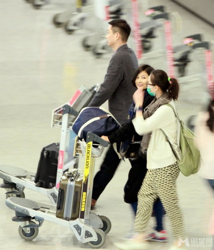 点击大图看下一张：刘诗诗机场被偷拍照曝光 戴口罩遮不住明星范(0)