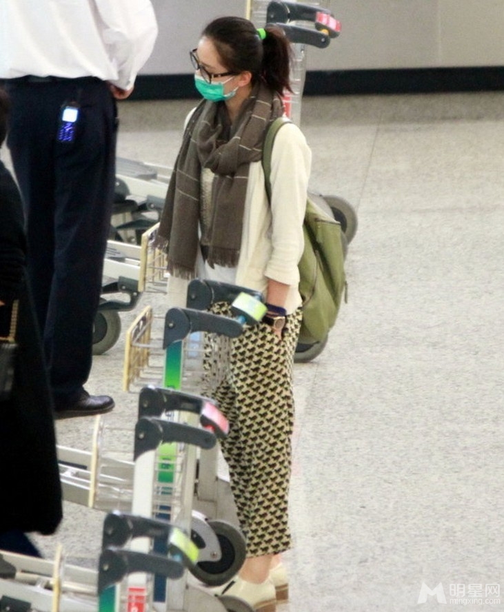 点击大图看下一张：刘诗诗机场被偷拍照曝光 戴口罩遮不住明星范(3)