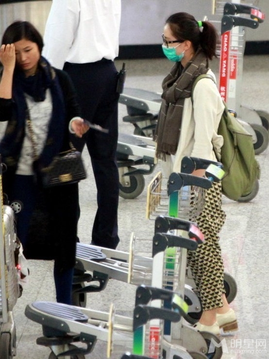 点击大图看下一张：刘诗诗机场被偷拍照曝光 戴口罩遮不住明星范(6)