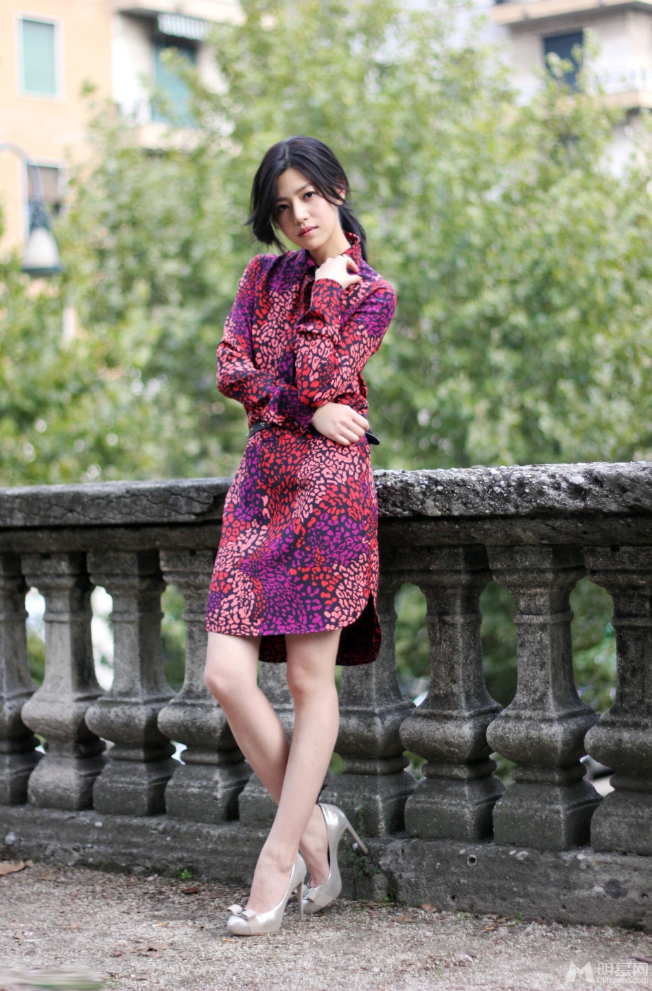 点击大图看下一张：陈妍希米兰时装周唯美街拍 清丽脱俗显气质(5)