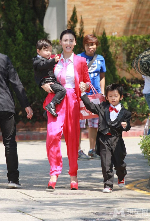 点击大图看下一张：张柏芝携儿子喜气红套装参加弟弟婚礼(3)