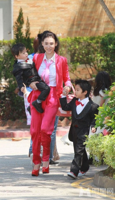 点击大图看下一张：张柏芝携儿子喜气红套装参加弟弟婚礼(0)