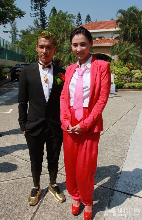 点击大图看下一张：张柏芝携儿子喜气红套装参加弟弟婚礼(9)