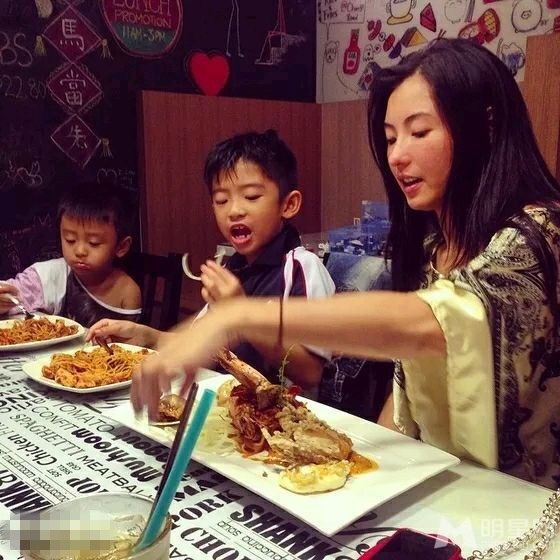 点击大图看下一张：张柏芝与儿子享受美食 拿洋葱搞怪自拍(4)