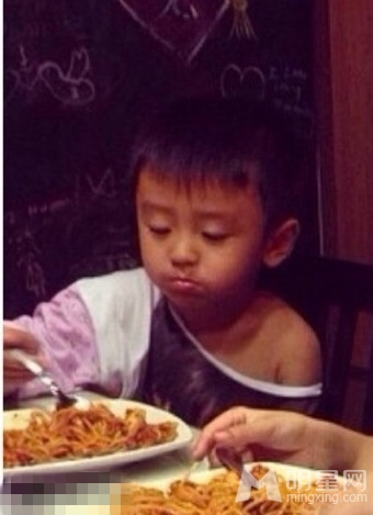 点击大图看下一张：张柏芝与儿子享受美食 拿洋葱搞怪自拍(2)
