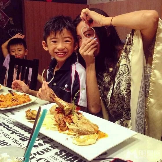 点击大图看下一张：张柏芝与儿子享受美食 拿洋葱搞怪自拍(0)