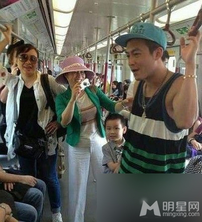 点击大图看下一张：王菲张柏芝 明星挤地铁照爆红网络(9)