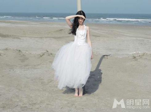 点击大图看下一张：刘亦菲昔日白色婚纱照写真 散发高贵典雅迷人气质(2)