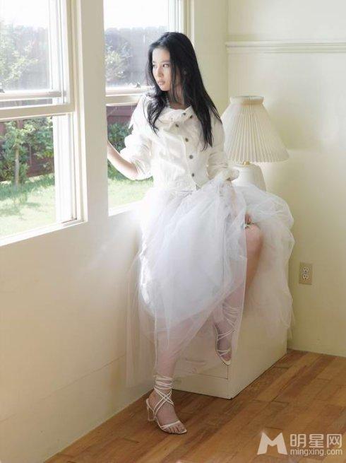 点击大图看下一张：刘亦菲昔日白色婚纱照写真 散发高贵典雅迷人气质(0)