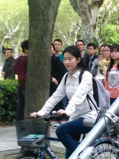 点击大图看下一张:《致青春2》刘亦菲长发飘飘骑单车 吴亦凡变身棒球少年(6)