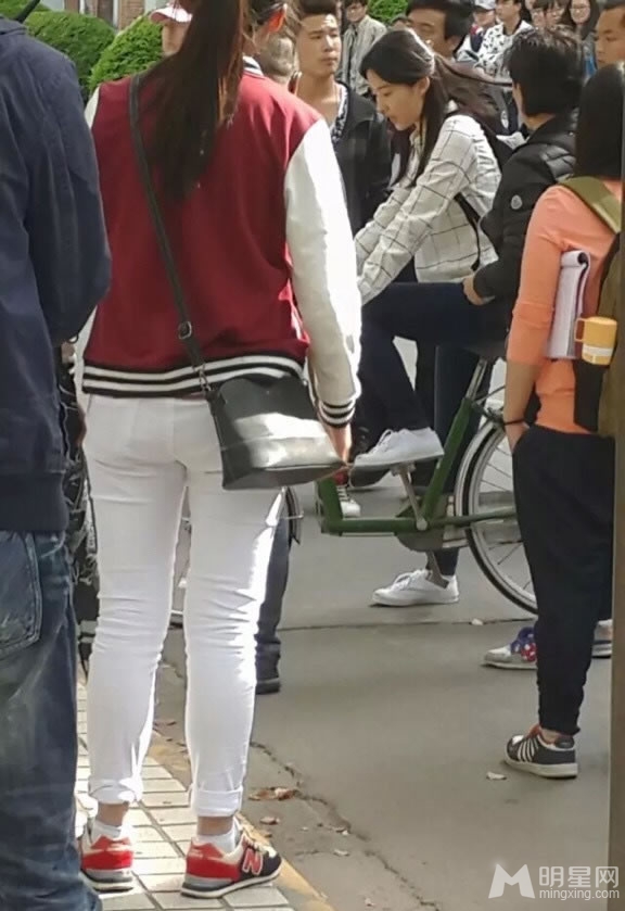 点击大图看下一张:《致青春2》刘亦菲长发飘飘骑单车 吴亦凡变身棒球少年(7)