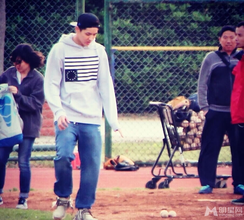 点击大图看下一张:《致青春2》刘亦菲长发飘飘骑单车 吴亦凡变身棒球少年(14)