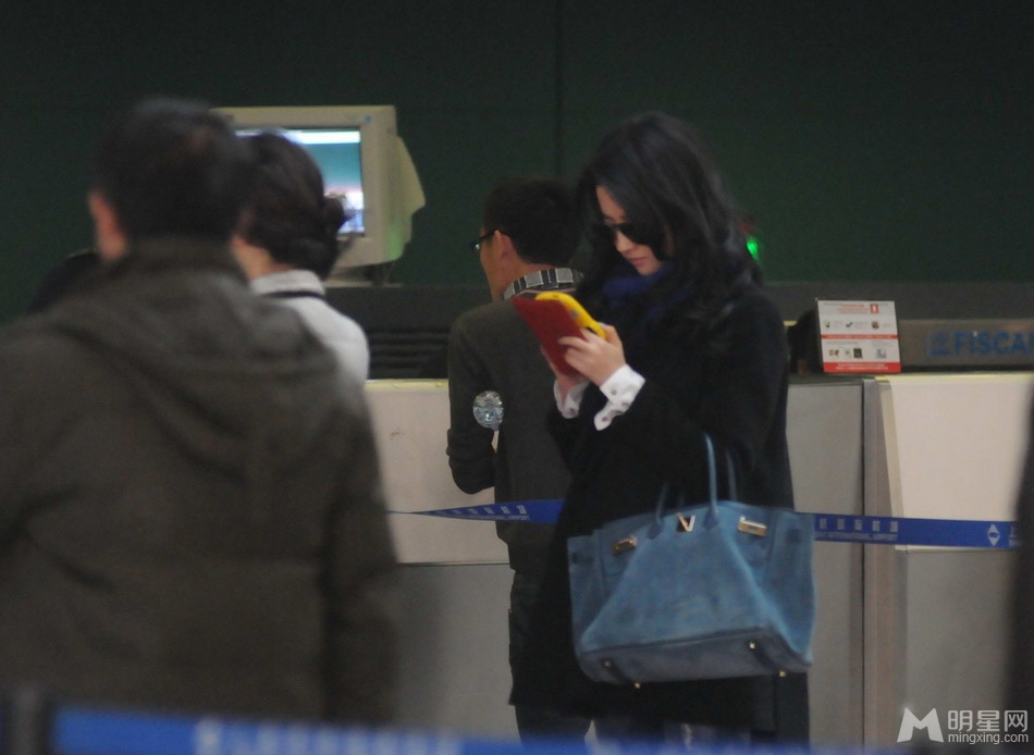 点击大图看下一张：刘亦菲现身机场母亲跟随 机不离手星味十足(2)