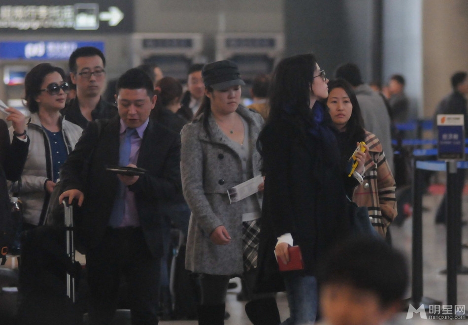 点击大图看下一张：刘亦菲现身机场母亲跟随 机不离手星味十足(5)