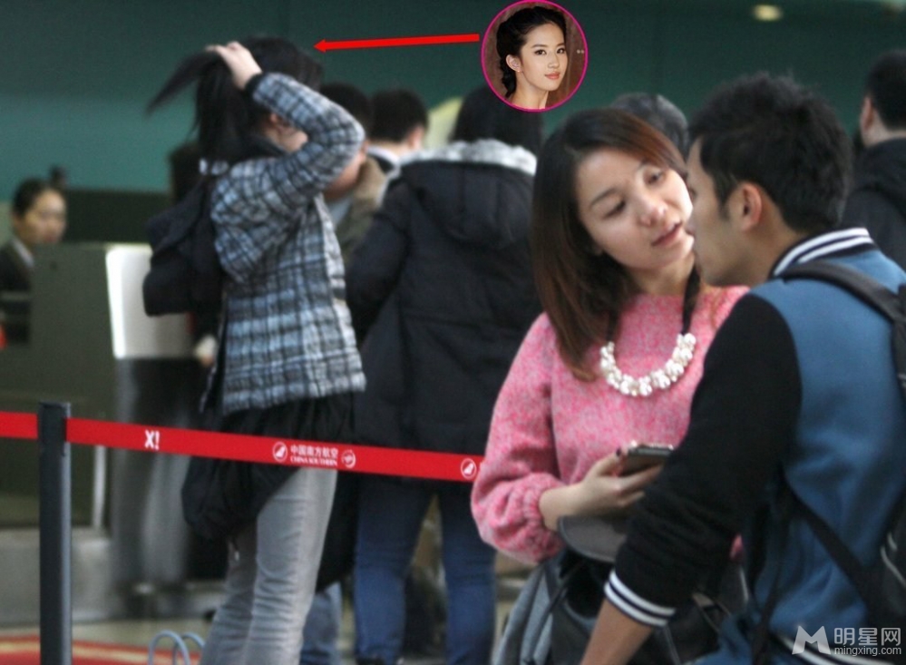 点击大图看下一张：刘亦菲黑超遮面现身机场 见跟拍立马黑脸(7)