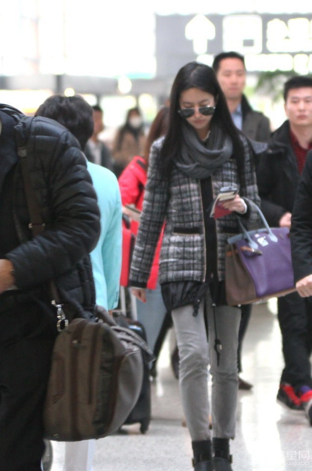 点击大图看下一张：刘亦菲黑超遮面现身机场 见跟拍立马黑脸(5)