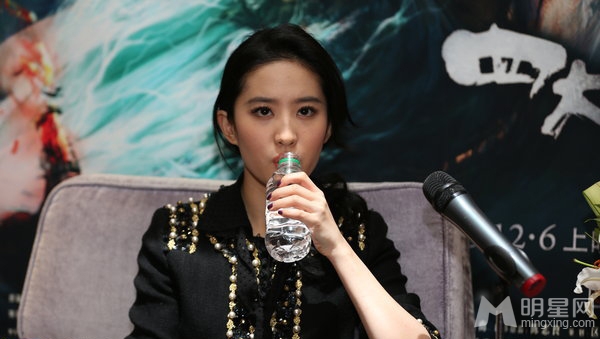 点击大图看下一张：刘亦菲亮相遭记者逼婚 猛喝水以缓解紧张(5)