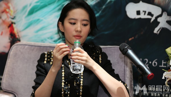 点击大图看下一张：刘亦菲亮相遭记者逼婚 猛喝水以缓解紧张(6)