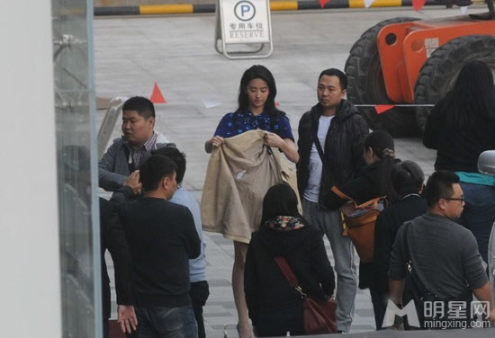 点击大图看下一张:刘亦菲蓝色短裙亮相露肩 众人伺候显大牌(0)