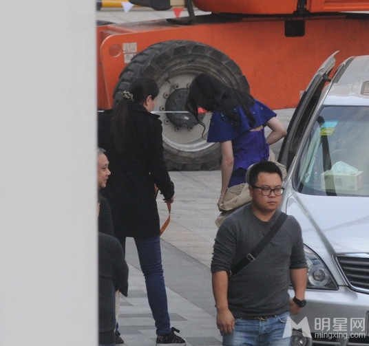 点击大图看下一张：刘亦菲蓝色短裙亮相露肩 众人伺候显大牌(2)